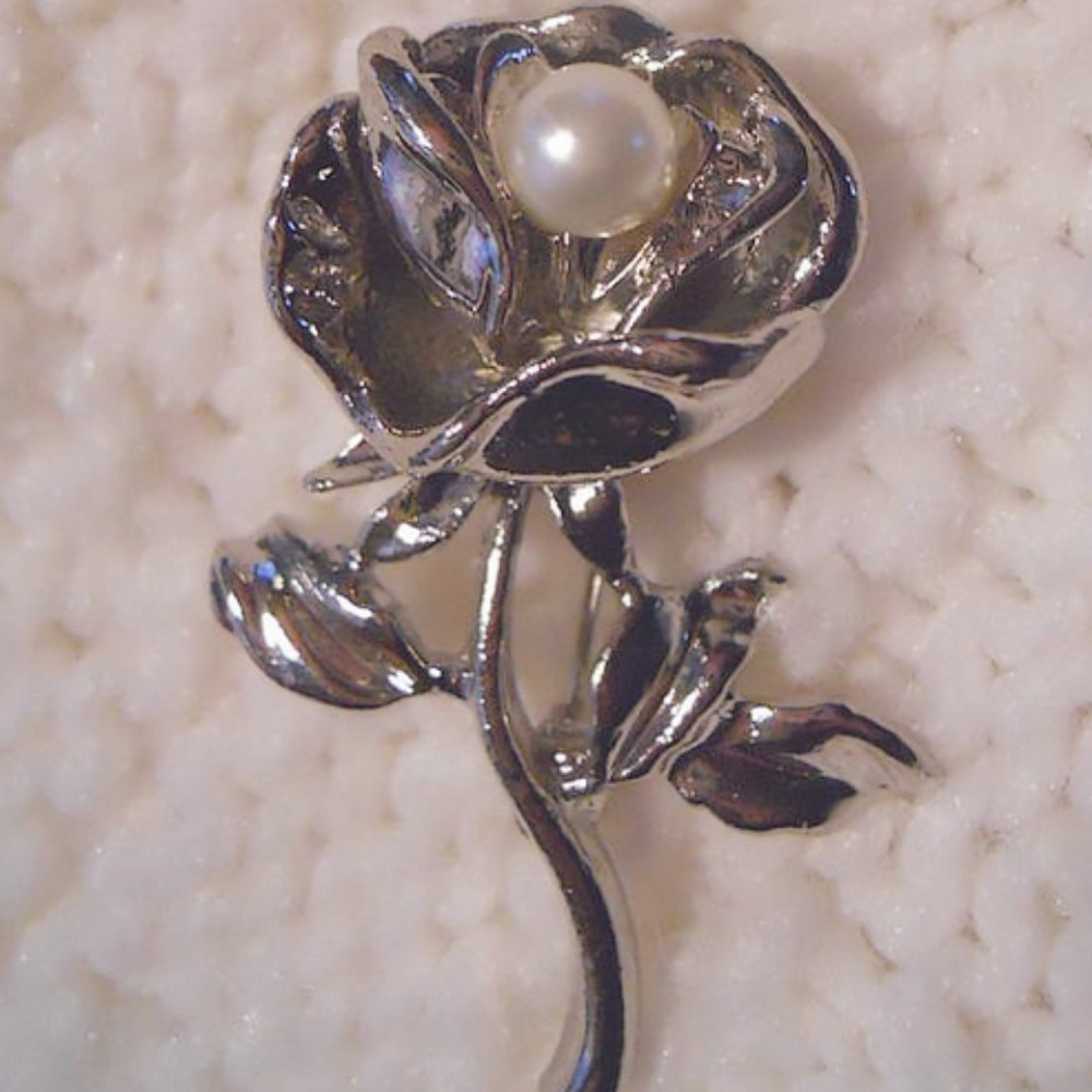 New Reproducta Faux Pearl Full Open Rose Brooch